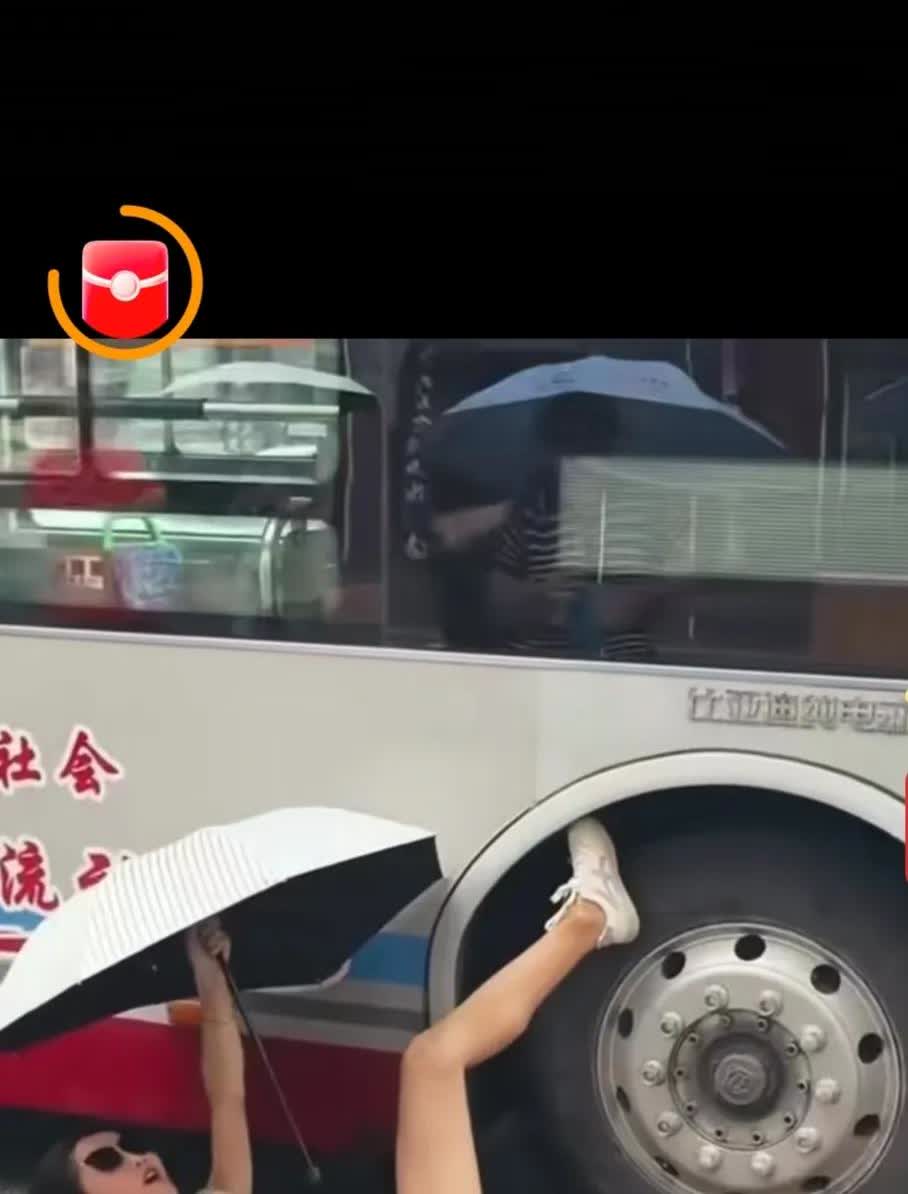 这是谁家的女儿，这么没有修养。
一女子跟公交车司机发生矛盾纠纷。逼停公交车。然