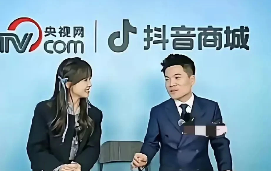 董宇辉救场王冰冰直播











直播间里，董宇辉打断王冰冰讲话，气氛