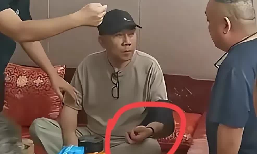你爹重要还是核桃重要？著名相声演员杨少华仙逝以后，相声圈的大碗纷纷祭典，包括被杨