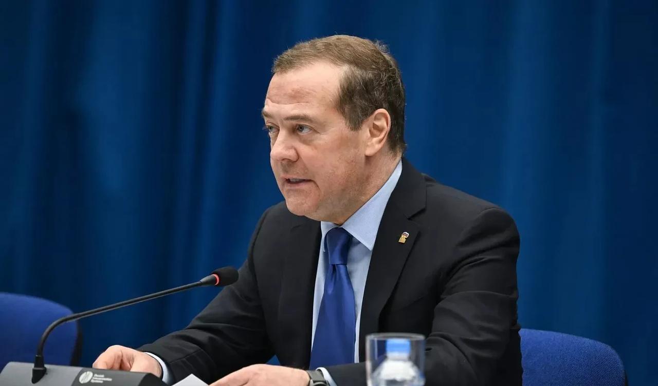 【梅德韦杰夫：统一俄罗斯党必须表明支持祖国的保卫者】
莫斯科时间2025年7月1