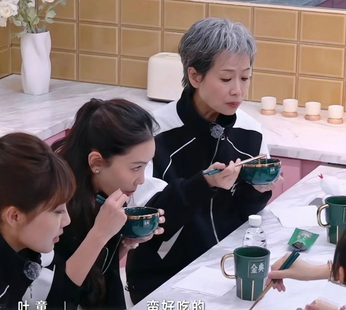 叶童自律饮食引热议











震惊！60岁的叶童竟然没见过自热火锅！