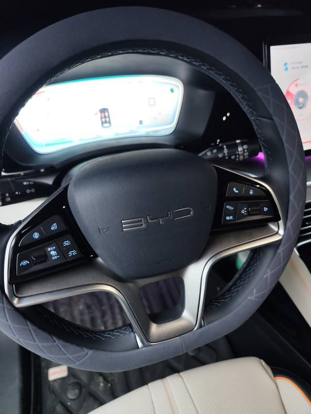 方向盘不正
有没有车友有同样的问题，提车两周了，高速跑不直，方向不正，今天去四儿