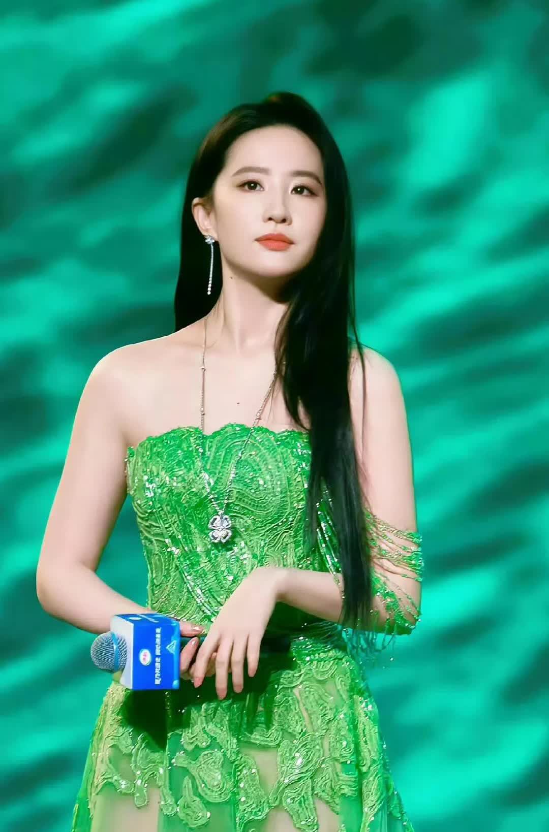 刘亦菲这组青色透视装美照绝了！

薄纱半透，若隐若现的氛围感拉满，清冷气质里
