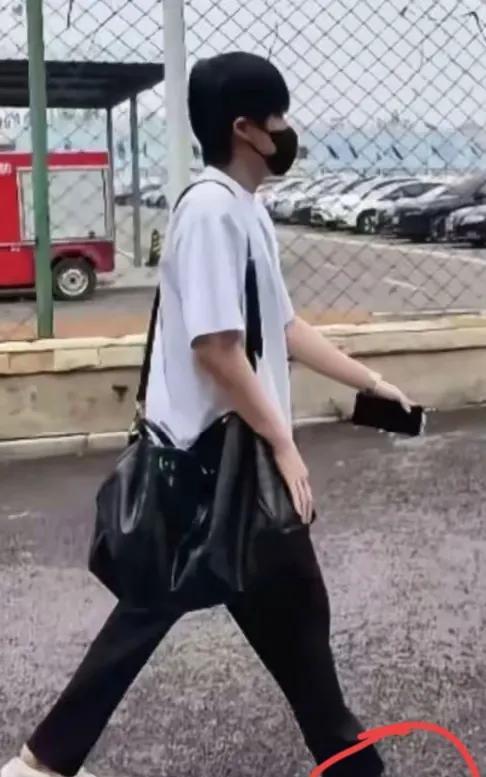 大头这是不小心，
还是故意自己挣名份？
大头从上海走秀回队，
脚上的拖鞋又出事了