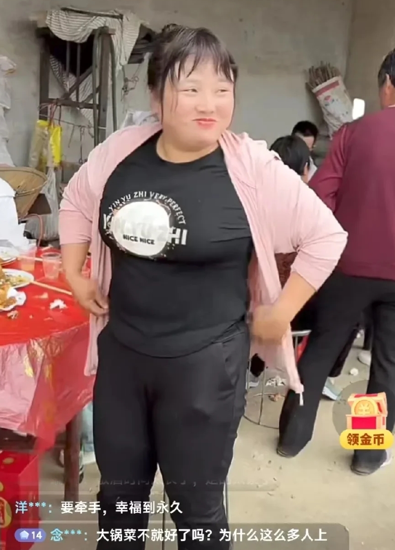 鹏鹏在农村丹丹也去参加小红的婚礼了[赞]
有人操心问：丹丹没去参加小红婚礼吗？