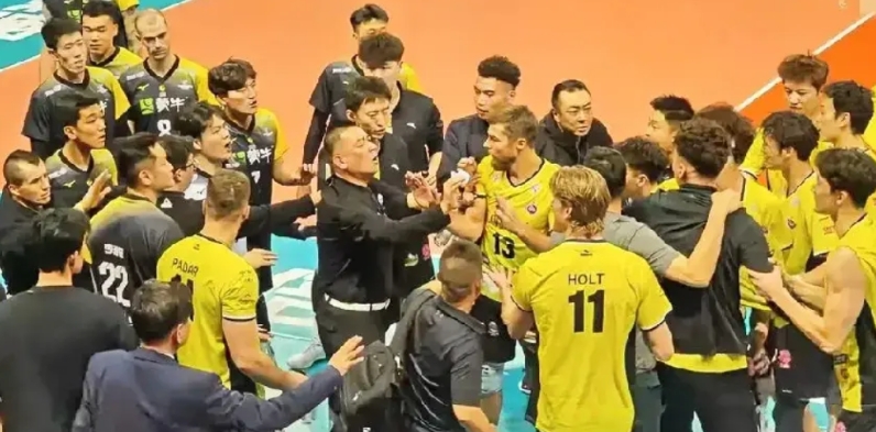 “滚出上海！”这是昨天男排联赛决赛，上海队vs河北保定沃隶队发生冲突时，上海主场