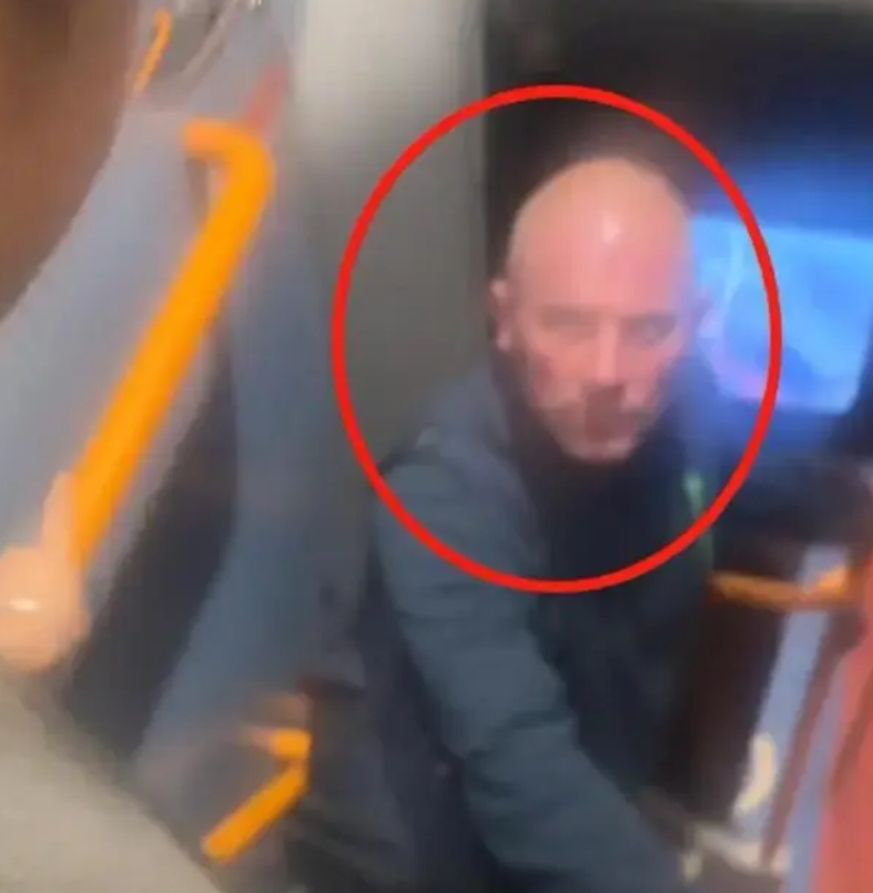 “非要出国？”一中国女生在英国因为讲了中文，就被白人男子歧视辱骂，还狂扇耳光，全