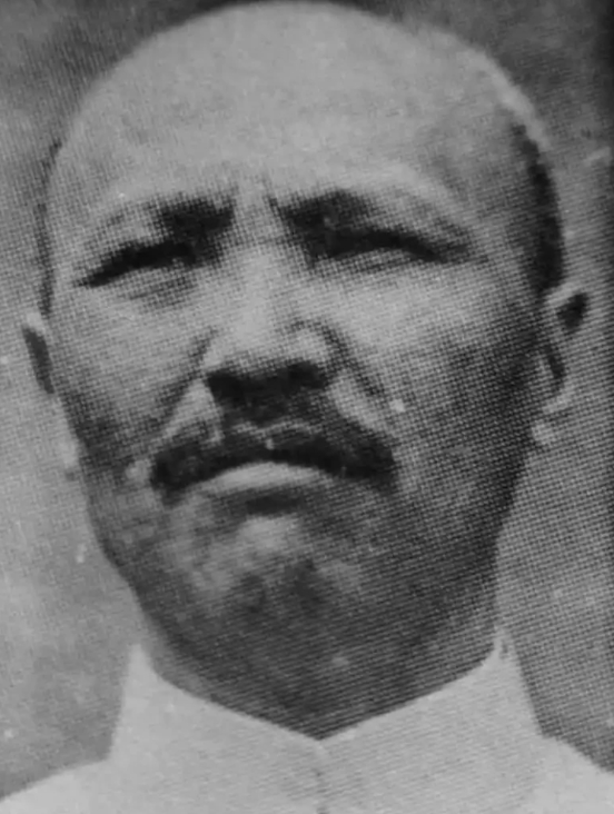 1947年4月，孙殿英在老巢汤阴被解放军包围后，拿出几万黄金分给手下，高级军官每