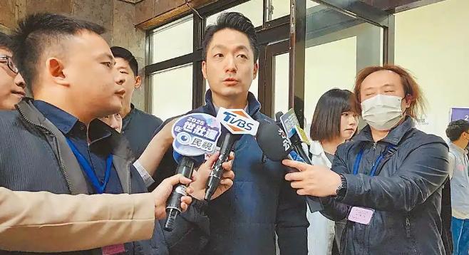 台北的区桂芝老师因为批评赖清德的“台独”做法，坚持“一个中国”，被台独分子举报到