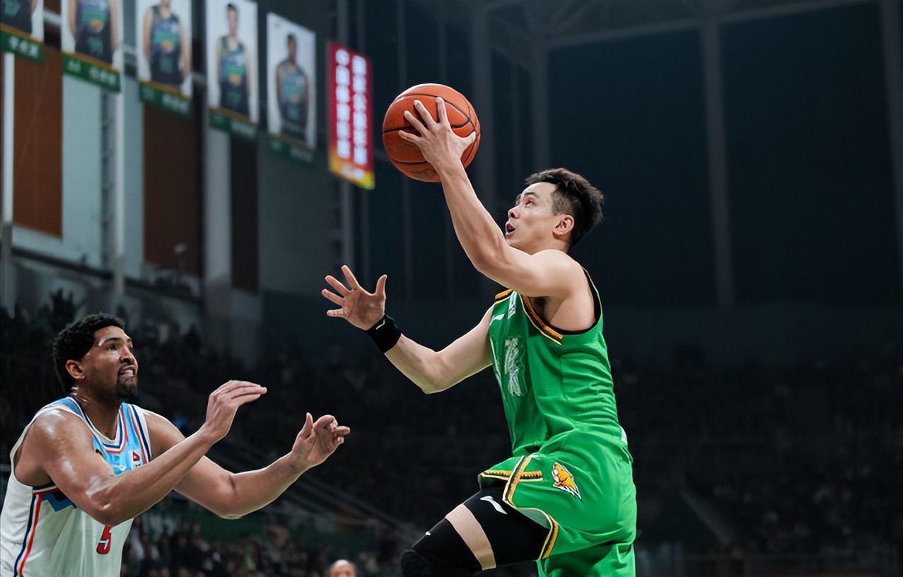 辽宁队3比0横扫新疆队，三名球员居功至伟！

第一位：赵继伟
常规赛三分球命中率