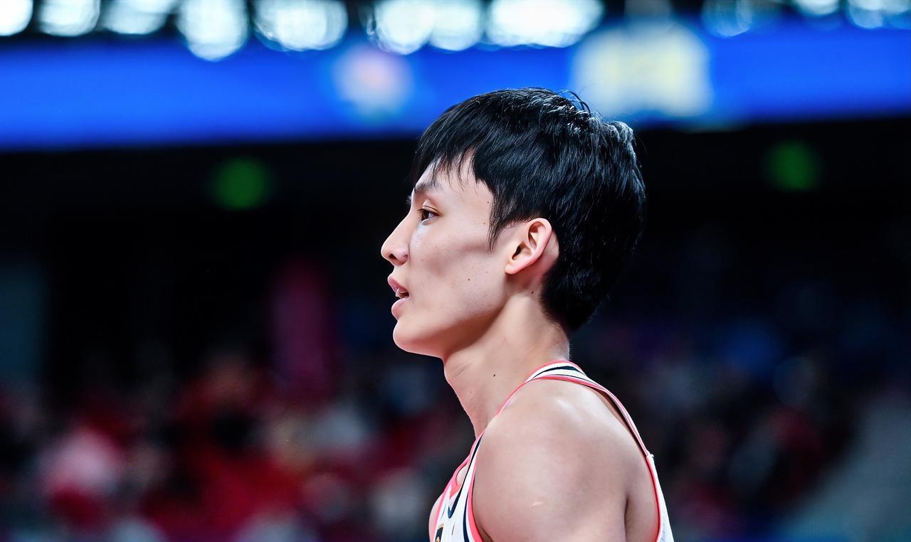 徐杰：胡队，恭喜啊！三连胜轻松晋级男篮亚洲杯八强！！！
胡明轩：杰哥，你没事吧？