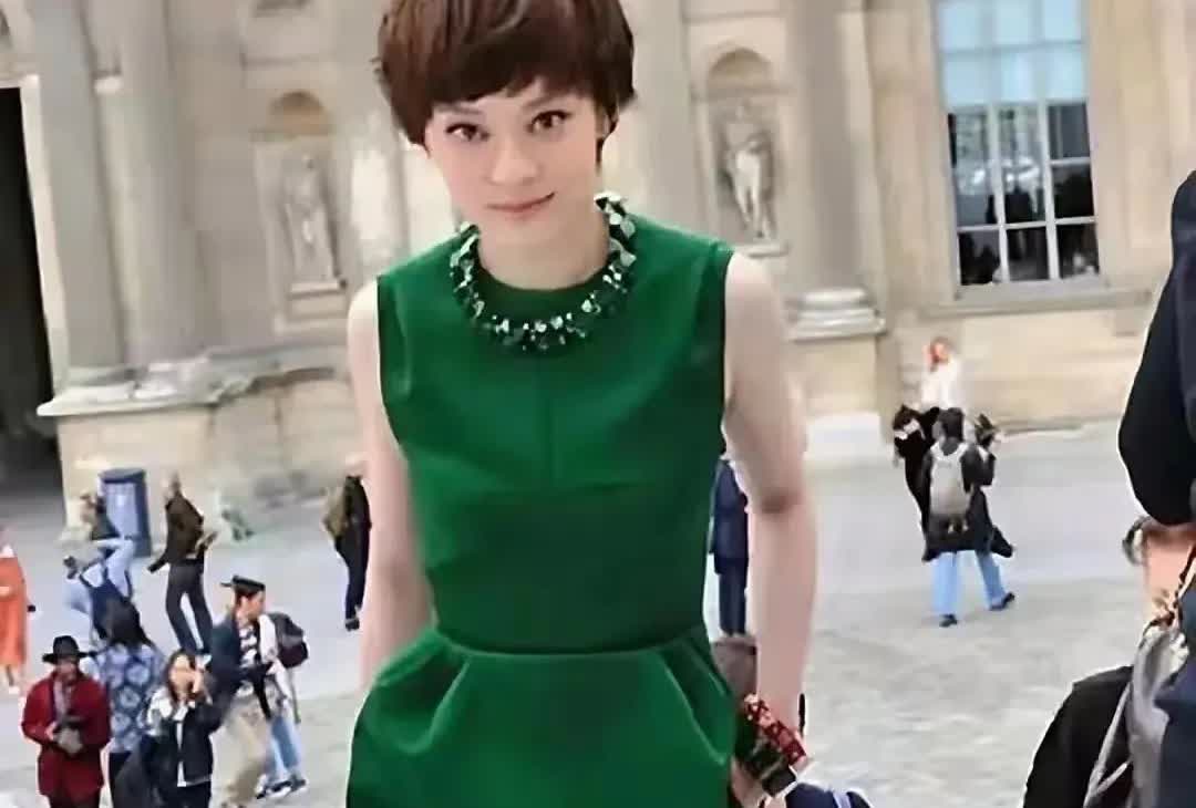 孙俪又美到国外去啦！
 
咱就说孙俪这状态也太绝了吧✨ 一袭绿色连衣裙亮相国