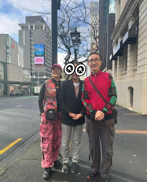 哇！新西兰街头遇见了巩汉林夫妻俩！
俩人的穿搭很有意思，红配绿很显眼，不仅很潮，