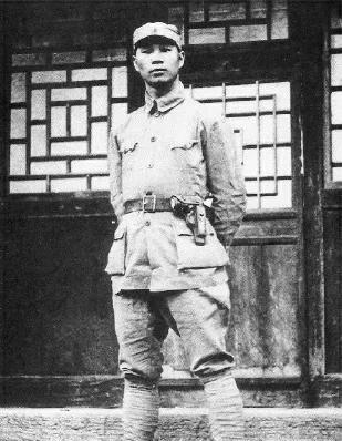1937年，杨成武请地主吃饭，随后要地主们捐款抗日，一向抠门的地主王莆伸出五根手