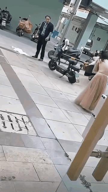 《吵架》
夫妻吵架归吵架，
随便脱衣是为啥？
再气也要有个度，
…………？
拋砖
