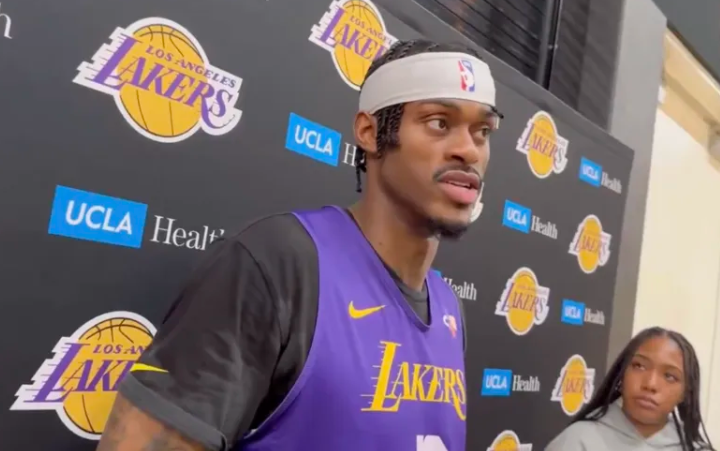 明日NBA常规赛，湖人将对阵活塞。
赛后湖人球员贾里德-范德比尔特接受了记者采访