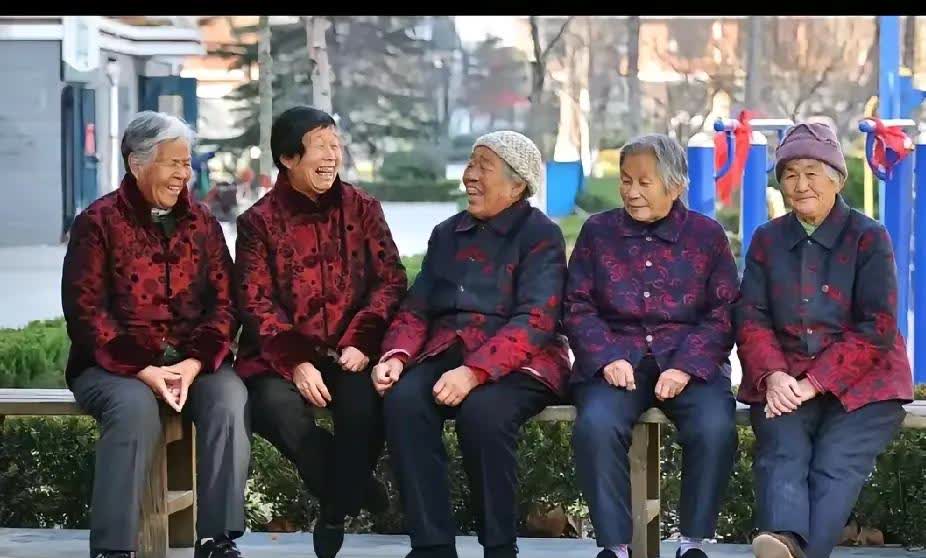 看着小区里的景象，实在令人唏嘘不已。小区中的老人，竟有九成是老太太，老爷爷们大多