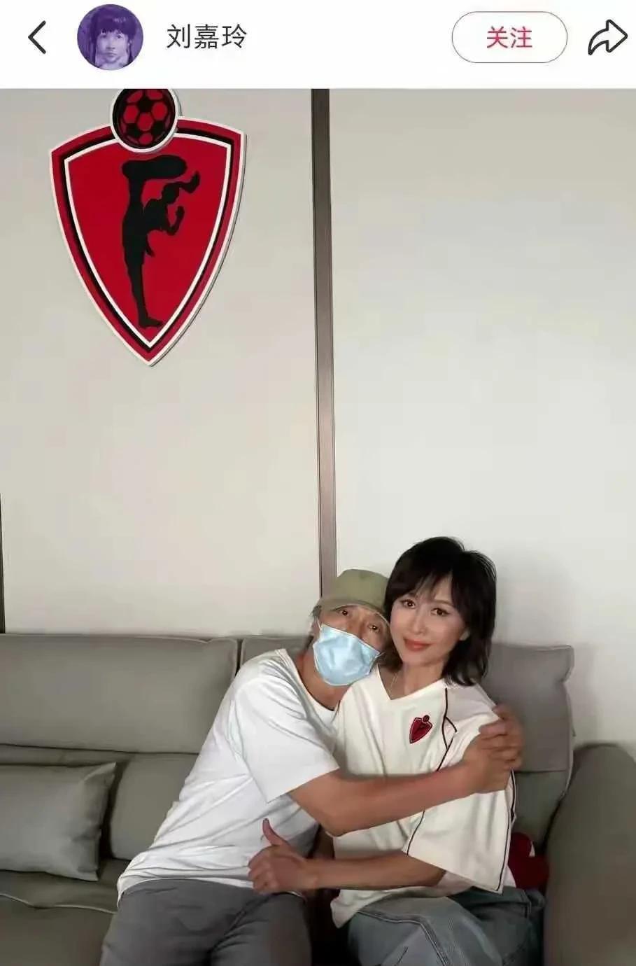 刘嘉玲和周星驰这感情也不行啊！都在香港，工作也不忙，看来也不经常见面。
刘嘉玲发