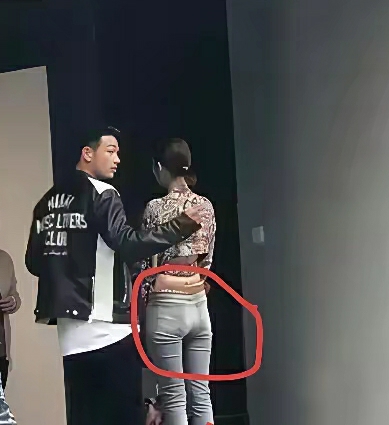 古力娜扎在综艺节目中因穿瘦身牛仔裤引发热议，身材问题被暴露，形象受到质疑 ​