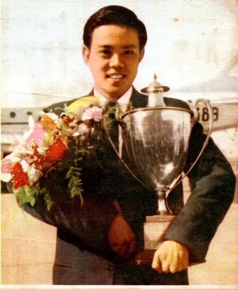 1968年，中国首位世界冠军容国团，在一棵树上上吊身亡，口袋里留下一张令人心碎的