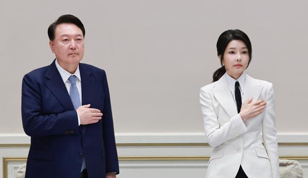 【还没搬走，#韩议员批评尹锡悦不要再扮总统了#】据韩联社报道，韩国政府高官7日在