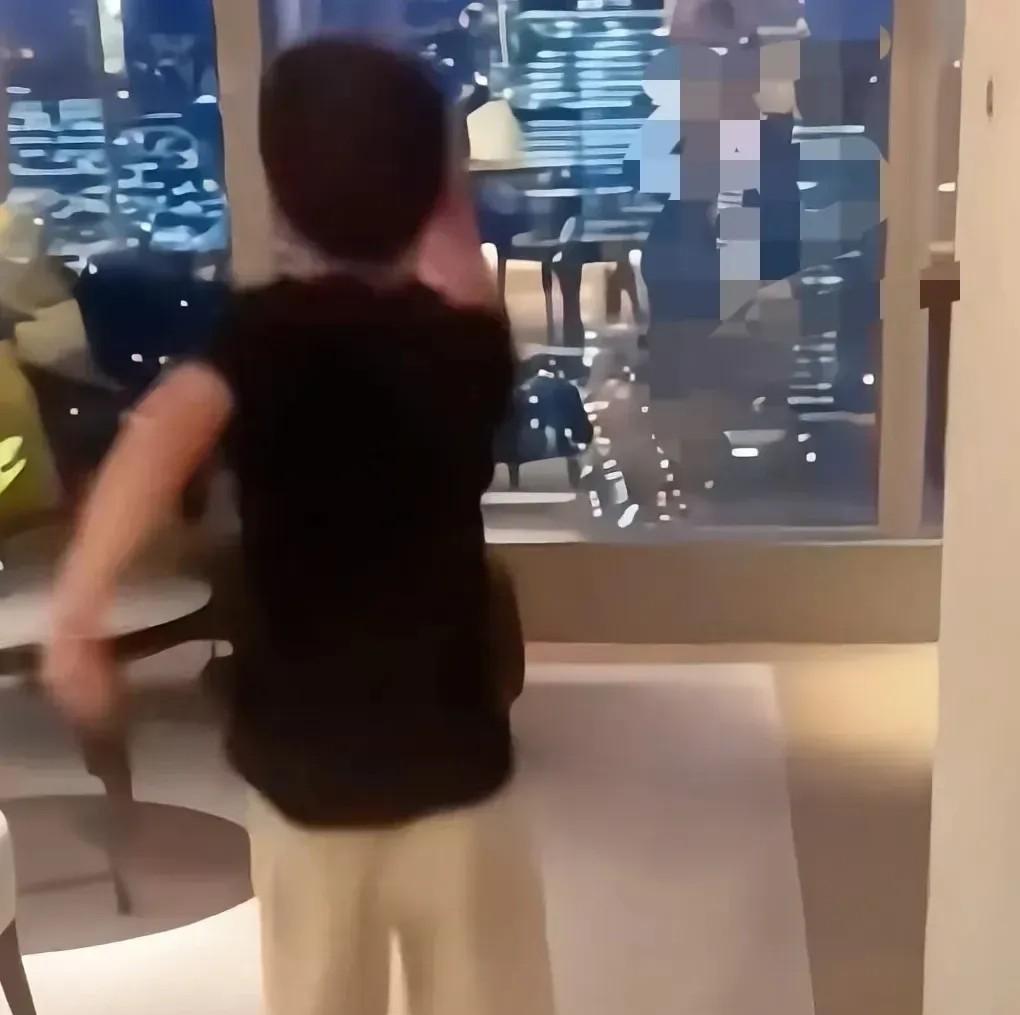 张兰和孙子小霖霖感情最好。
两个人虽很少见面但骨血这个东西不能小看，小霖霖很喜欢