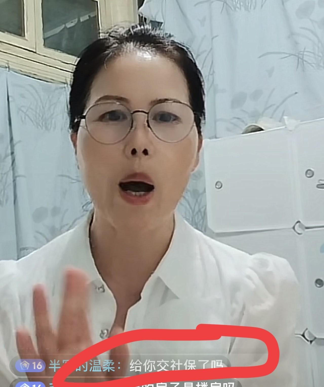 这位网友给小杨阿姨出的主意不孬！逗得直播间里的网友都拍手叫好……
今晚小杨阿姨直