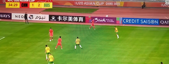 好球啊！国青队上半场的第一脚射门就完成了进球将比分扳为1：2。
比赛进行到第29