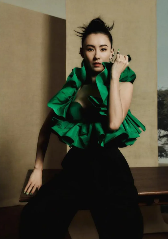 张柏芝，165cm，永远在时尚前沿，好喜欢手指甲盖的颜色！