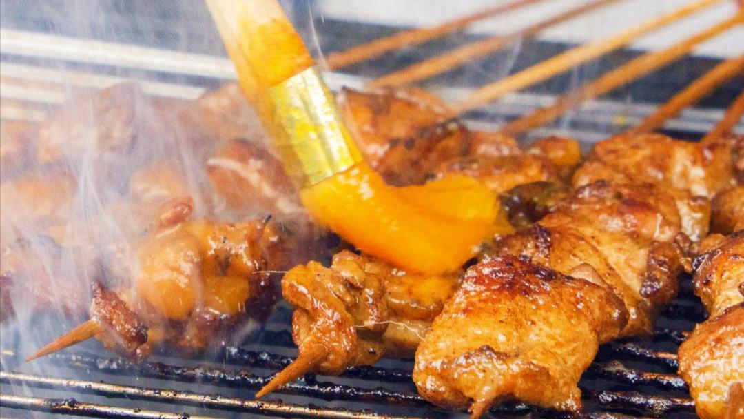 为什么广西烧烤的味道如此新奇？别家烤串都刷咸口酱，唯独广西老表喜欢刷果酱