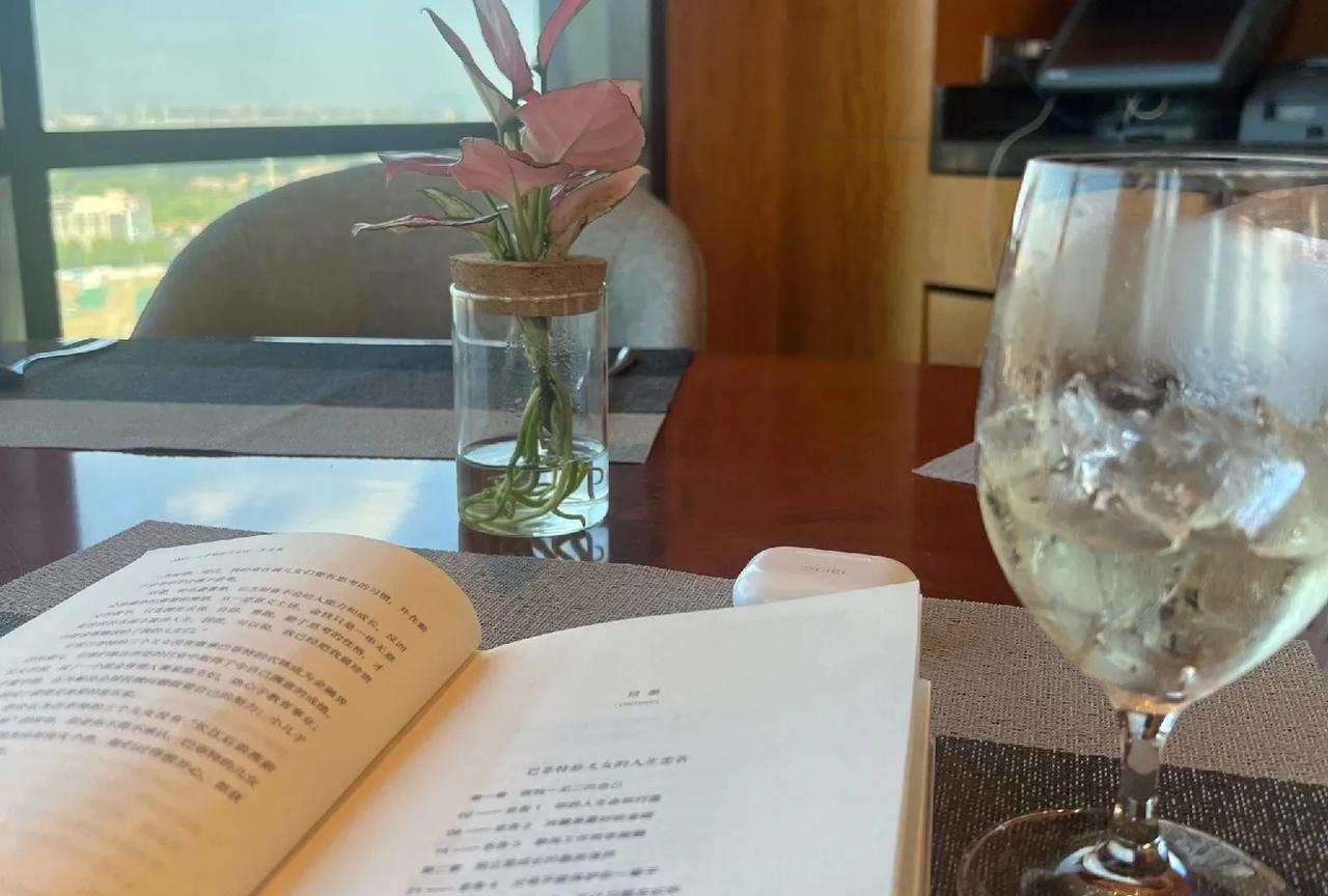 被遗忘在角落的书
抖落的尘埃带着墨香飘浮
不远处
教堂里传来的钟声
告诉我
虔诚