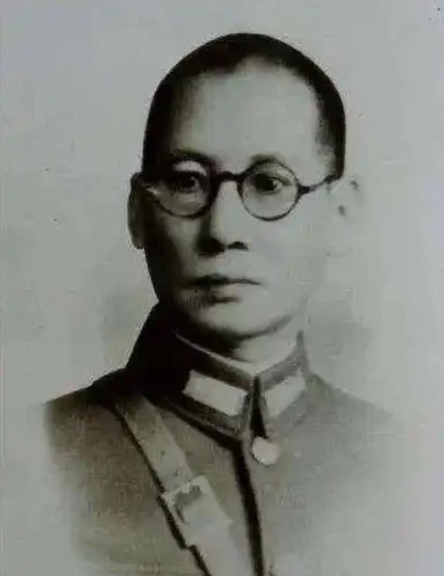 龙云遇袭受伤后，被仇敌王洁修关入一个特制的铁笼，如动物般戏耍。龙云东山再起后，对
