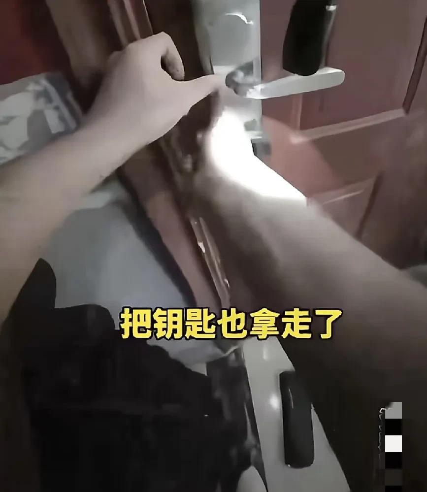 开锁刺客来了！女子出门忘带钥匙，找人网上开锁，标价60，上门师傅要800多元，遭