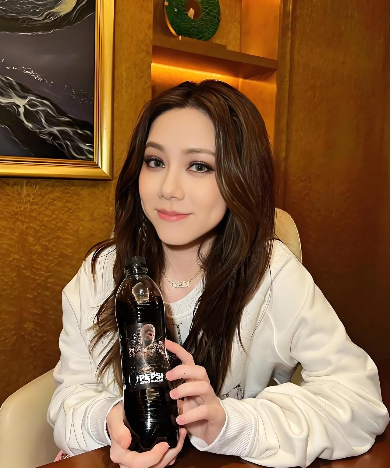 2025年8月11日，邓紫棋在播客中透露，她2019年通过信徒圈层引荐，机缘巧合