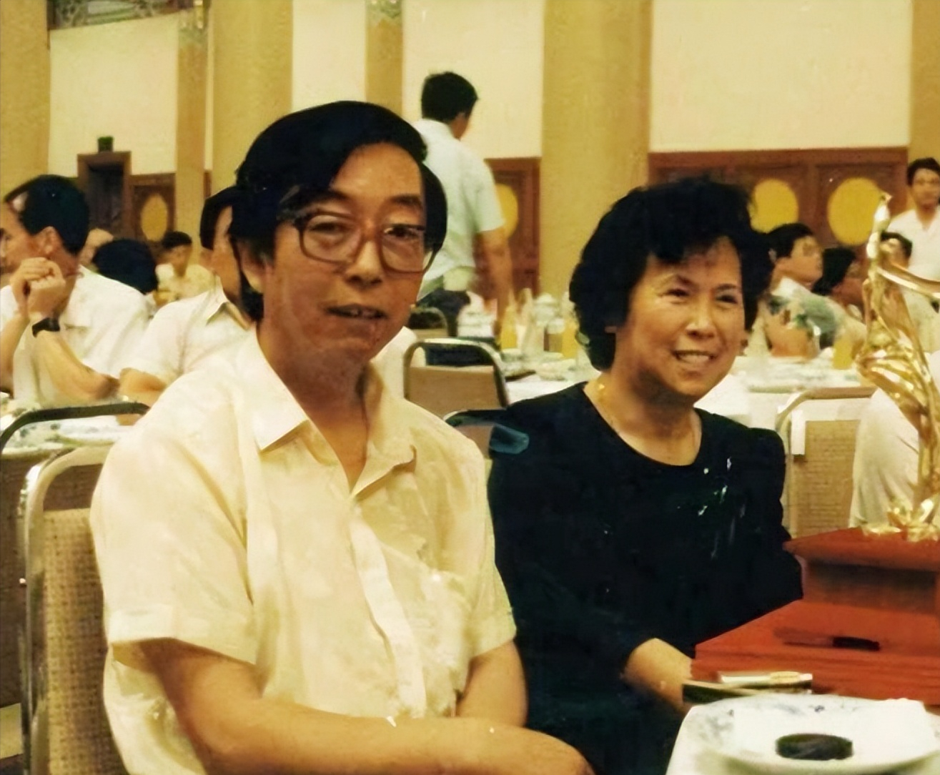 1988年，《敢问路在何方》这首歌拿奖，上台领奖的是闫肃和蒋大为。作曲家许镜清只