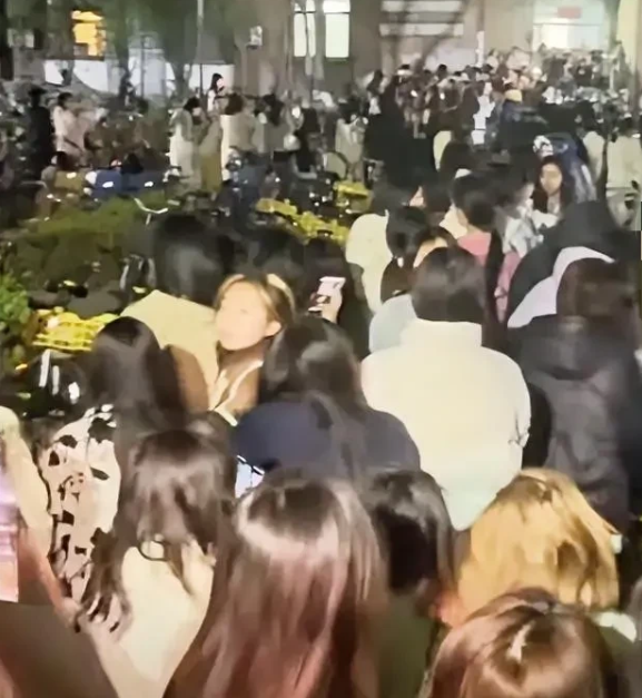 天津高校上演"深夜大逃亡"！地震预警惊醒千名学子，寒风中的避险现场令人揪心