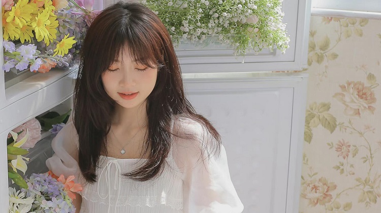 对女人来说，不是所爱之人，不会跟你出门，就算出去，也会保持很大的距离。
如果你认