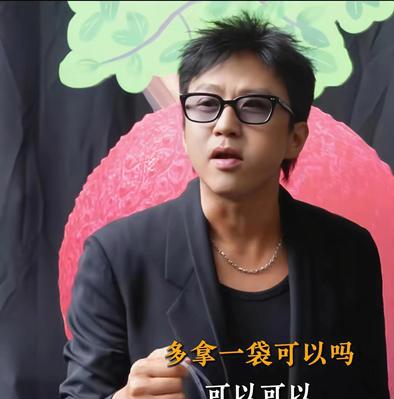 笑不活了！
邓超参加活动，真的是一点偶像包袱都没有啊！前一秒，我就吃一颗，下一秒