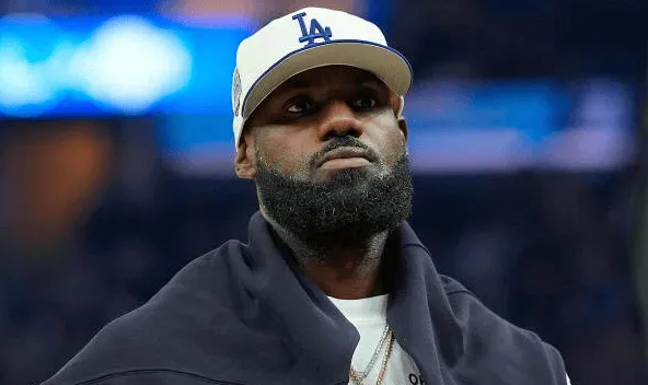 媒体Lakers Daily在社媒发布了一则有关勒布朗-詹姆斯的消息。
其写道：