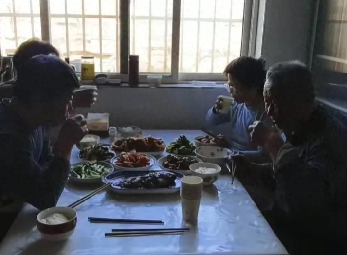 近日，山西失联15年的女研究花花有了最新动态，她的嫂子发布了多个视频，和家人一起