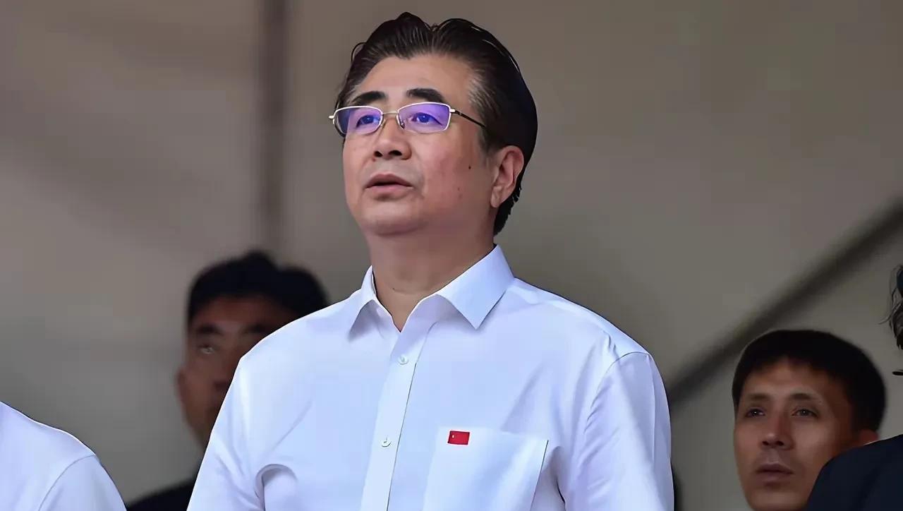 宋凯主席有点后悔了？
球迷高呼足协解散，抵制一切国足赞助商，让足协主席宋凯头都炸