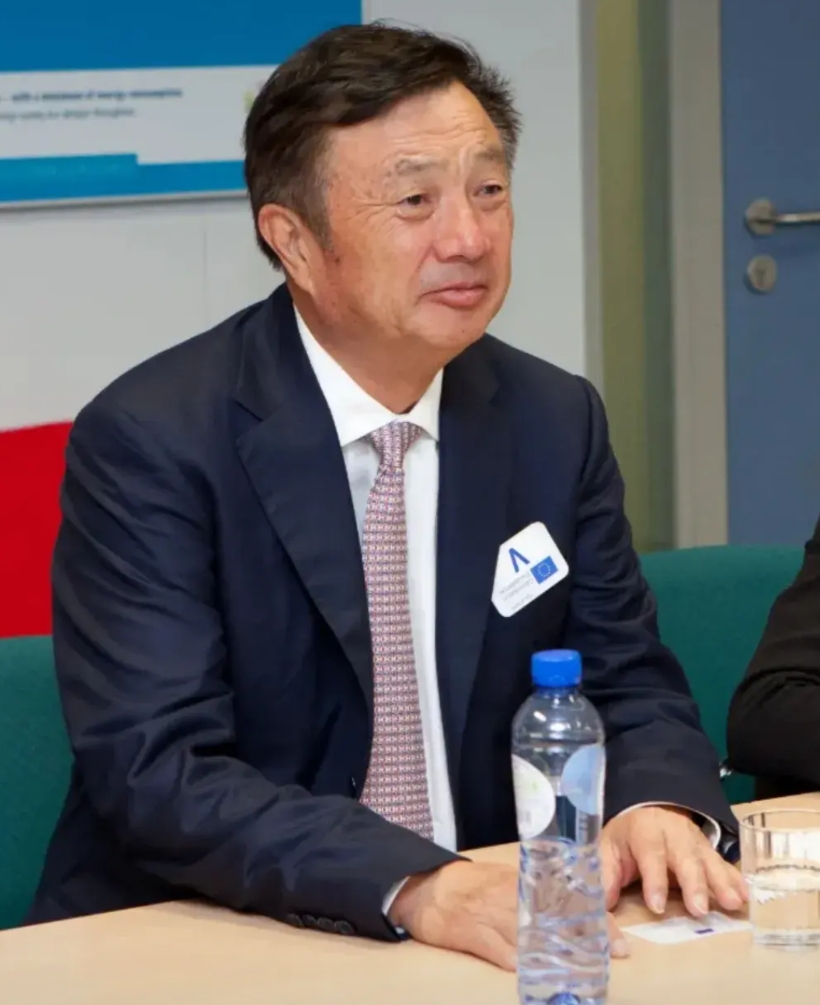 他一般是不见媒体的，多少年都是如此。
这次接受了官媒人民日报的专访，是因为人民日