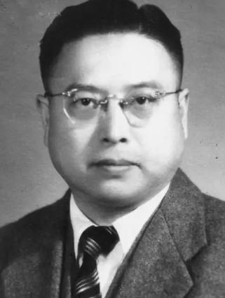 1949年5月的上海，黄竞武双手被反绑，双腿已经断了，特务把他推进了事先挖好的土