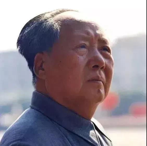 一代伟人啊，是您，以高瞻远瞩的智慧和披荆斩棘的勇气，犹如神祇降世，将千千万万被黑