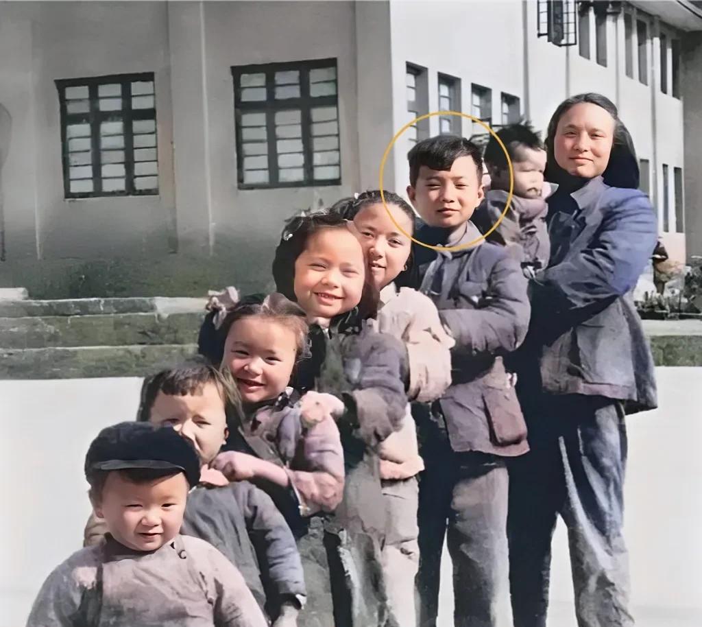 这张照片拍摄于1956年，一位12岁小男孩与他的母亲以及弟弟妹妹们在贵州的珍贵合