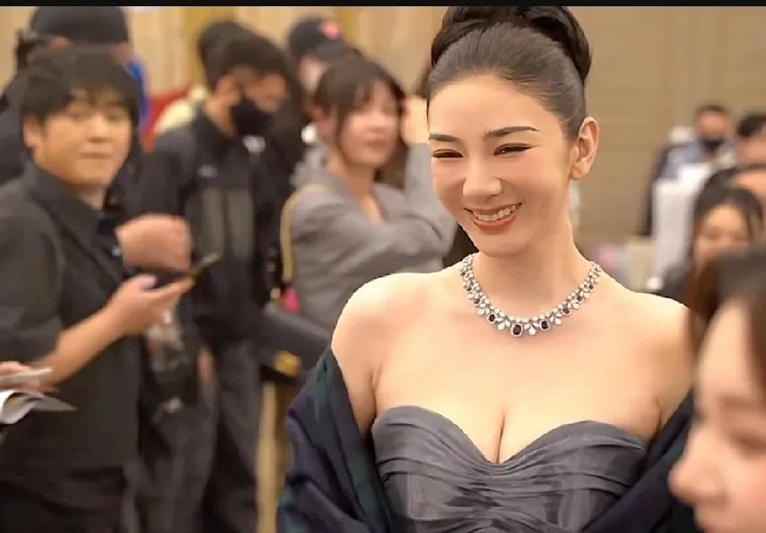 黄奕这次口不择言，翻车了！
本来可以借着网友们的同情和心软继续在娱乐圈风生水起