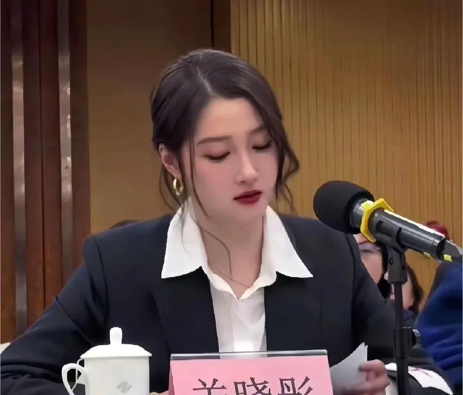 鹿晗真男人，关晓彤也是真硬！
好多人只知道关晓彤19岁和“顶流”鹿晗官宣，却忘了