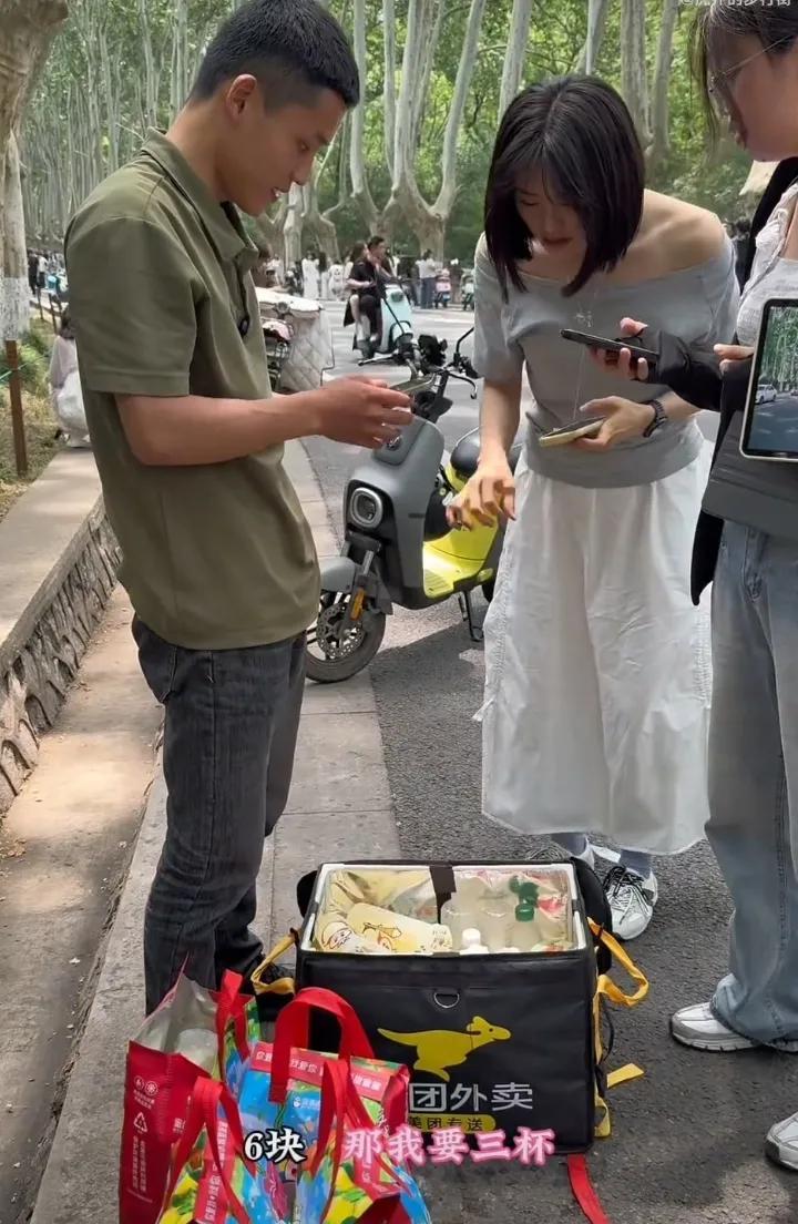 南京小伙没想到就是在景区倒卖了几杯蜜雪冰城的柠檬水，因为赚了254元巨款，居然被