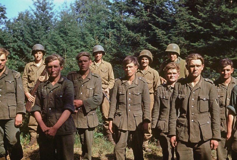 1944 年 8 月，德军第 116 装甲师第 156 装甲掷弹兵团的士兵被俘。