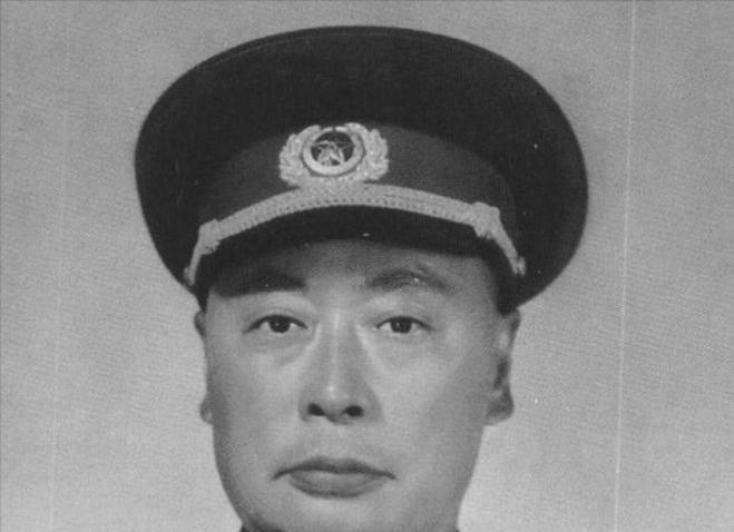 1955年，上海市市长陈毅即将卸任，准备北上北京担任国务院副总理。然而，在他离开